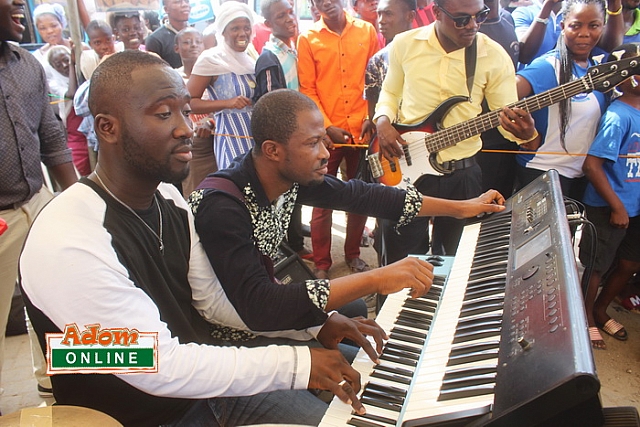 Adom live worship (10)