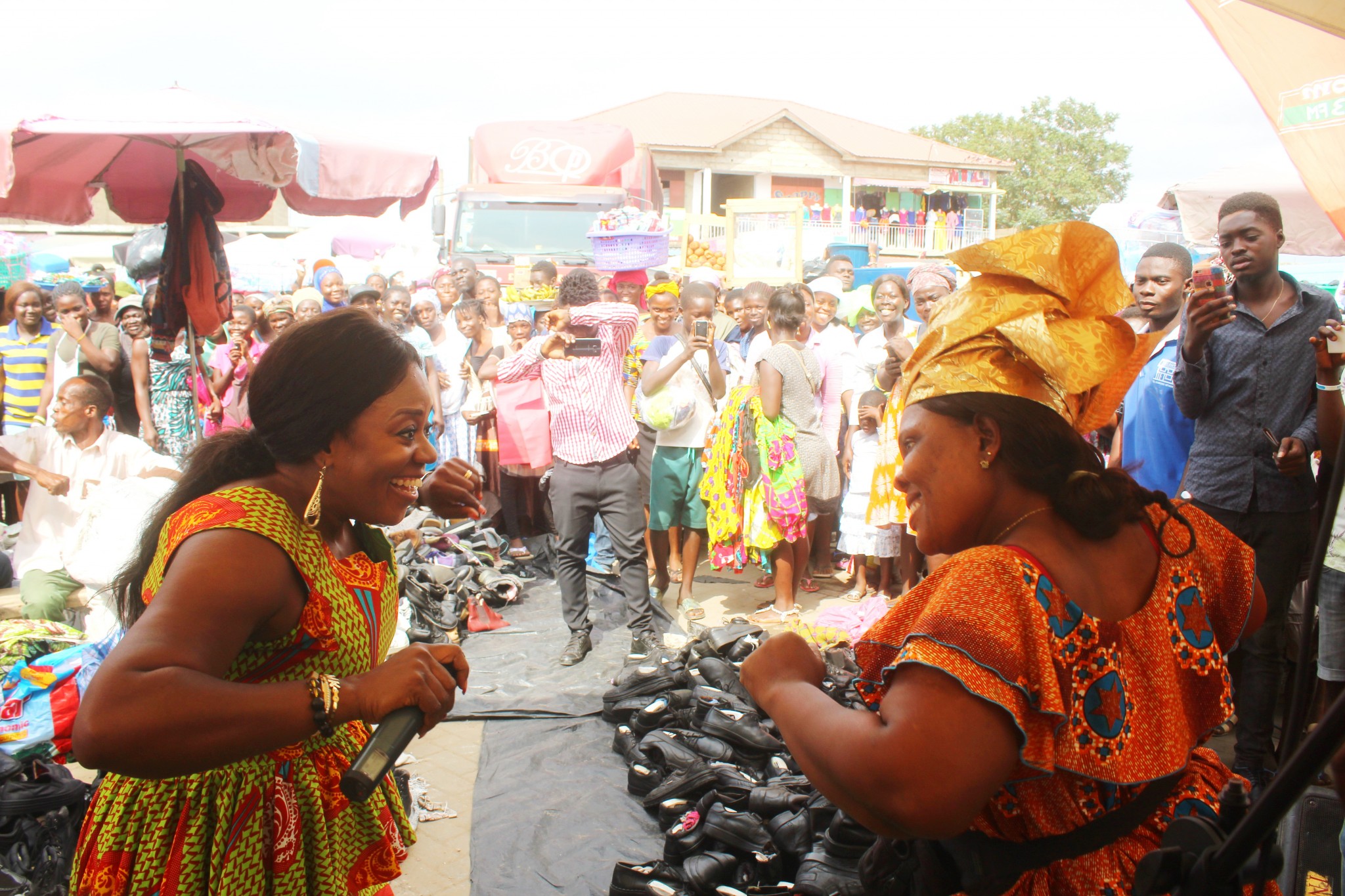 VIDEO+PHOTOS: Opiesie Esther and Adom Live Worship team storm Kasoa New Market