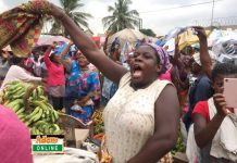 Market women cheer gospel singer on at Tema Community 1 market | Photo by Dennis K. Adu/Adomonline.com/Ghana