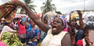 Market women cheer gospel singer on at Tema Community 1 market | Photo by Dennis K. Adu/Adomonline.com/Ghana