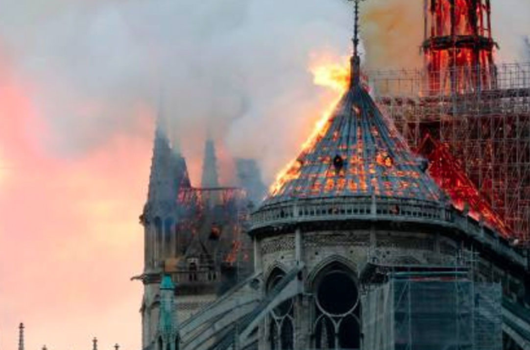 Image of Notre Dame with the tower on fire