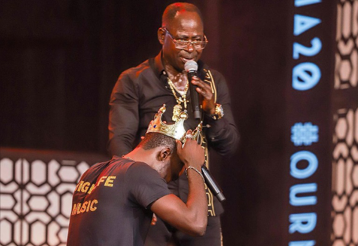 Amakye Dede crowns Kuami Eugene at the VGMA 2019 / Photo by: Rob Photography