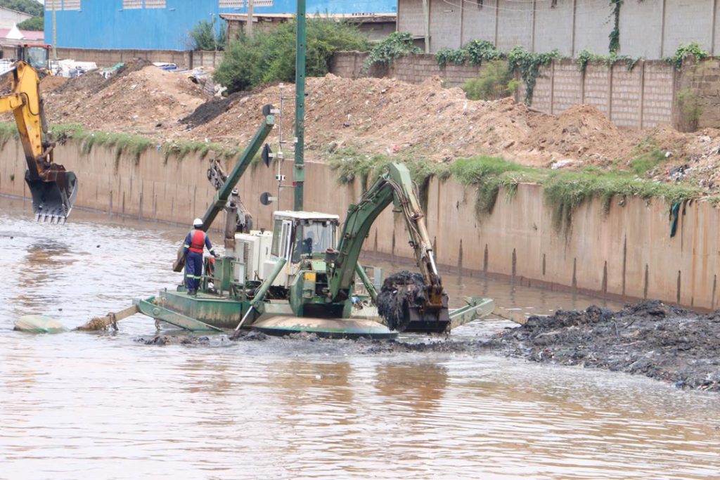 Akufo Addo tours drainage system