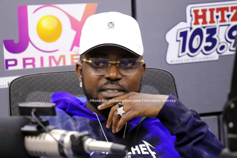 ‘Fa No Fom’ hitmaker, DJ Azonto kneels to apologise to Yaa Pono