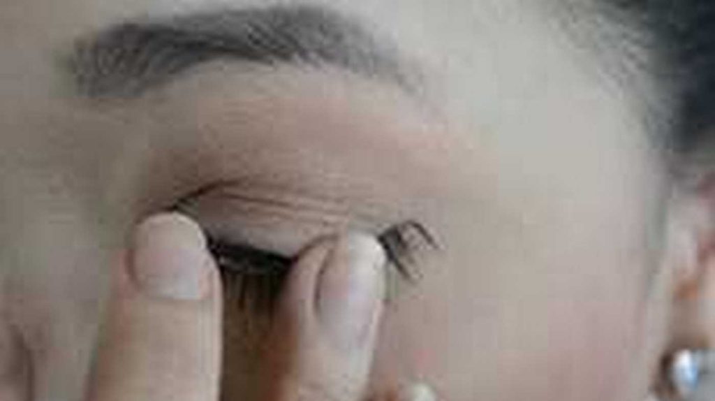 Danger! Ladies risk blindness using wrong eyelash glue