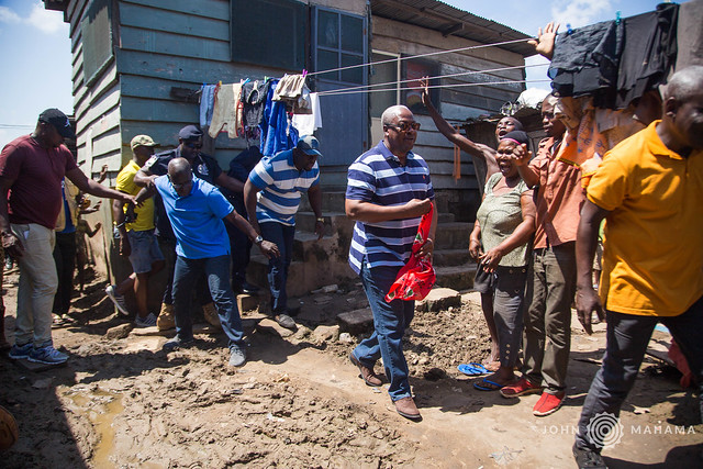 Mahama visits flood