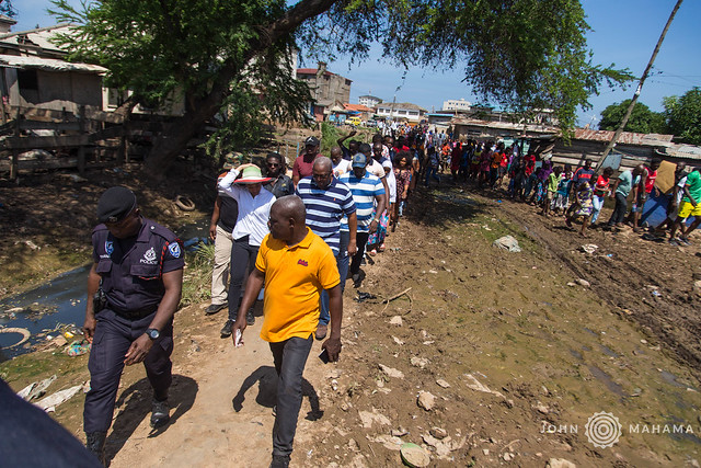 Mahama visits flood