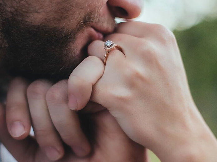 hand-kiss