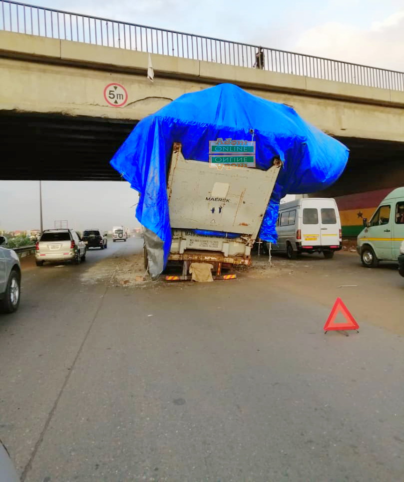 truck stuck in Tema