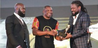 Samini receiving his award