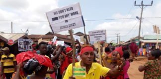 Demo on roads minister