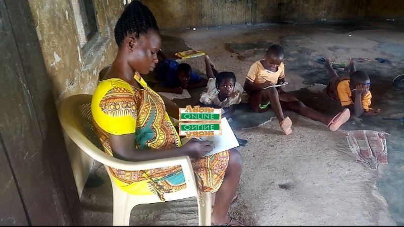 classroom pupils sit on bare floor