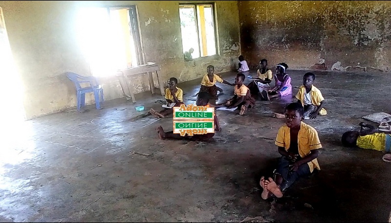 classroom pupils sit on bare floor