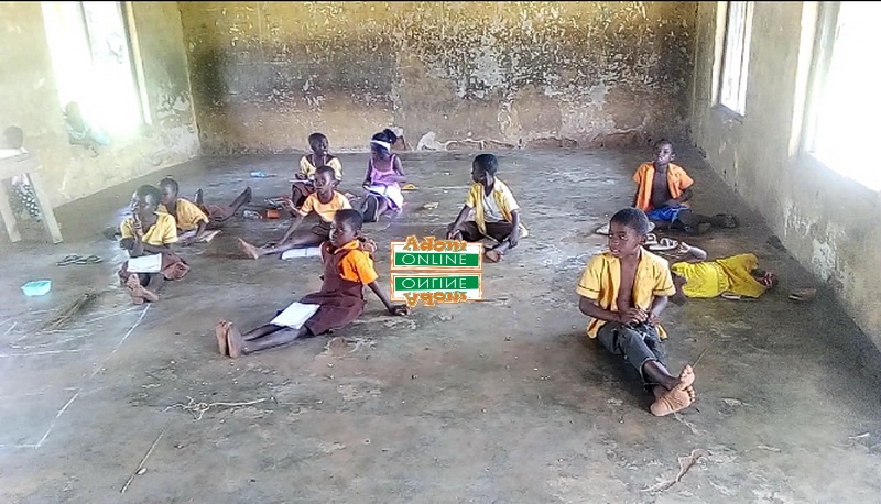 classroom pupils sit on bare floor