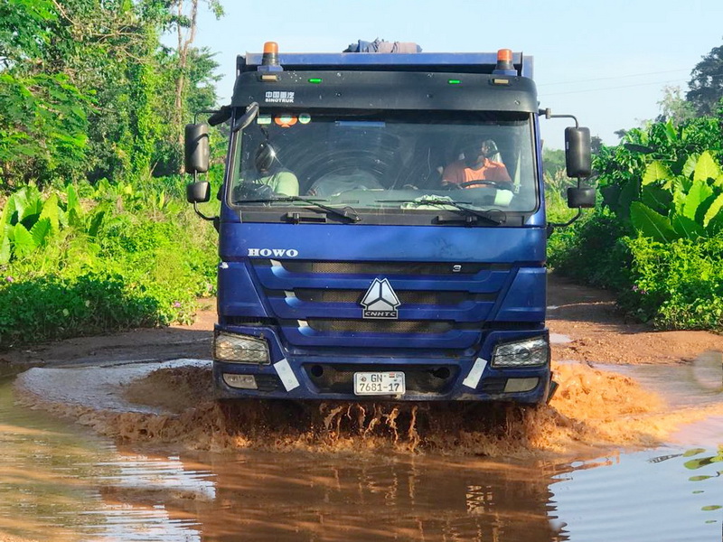 Truck driver drives through muddy pool at Satrokofi