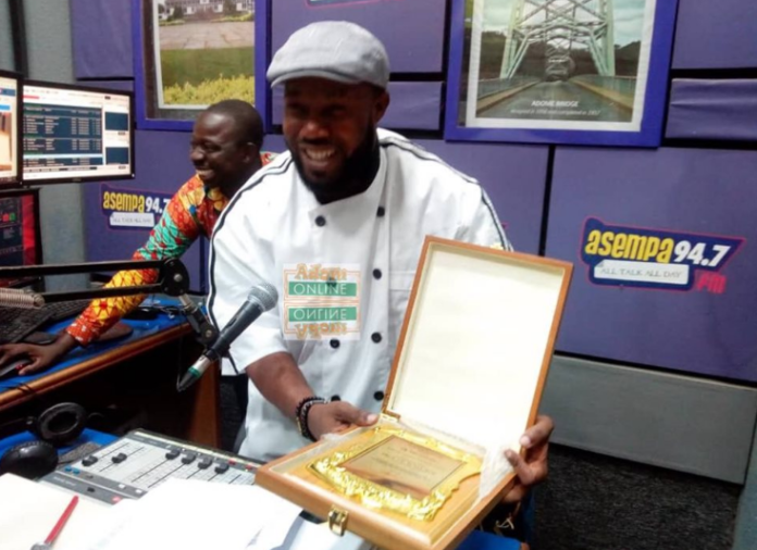 Enoch Kwesi Worlanyo displaying his award