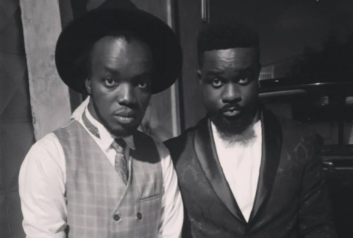 Singer Akwaboah (L) and Sarkodie