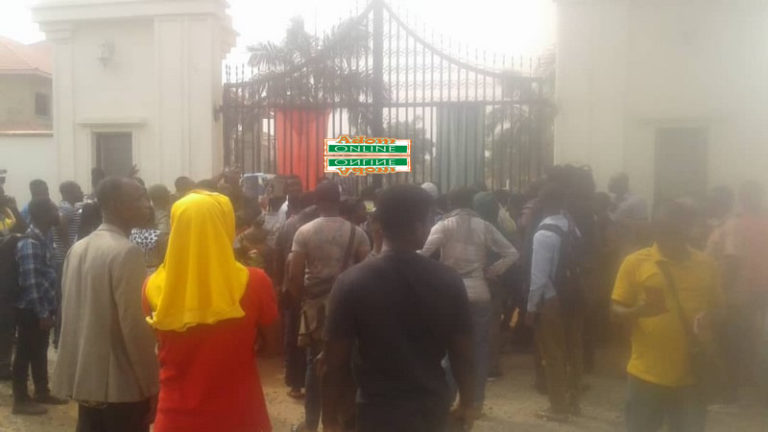 Just in: Angry Menzgold customers storm NAM1’s house [WATCH]