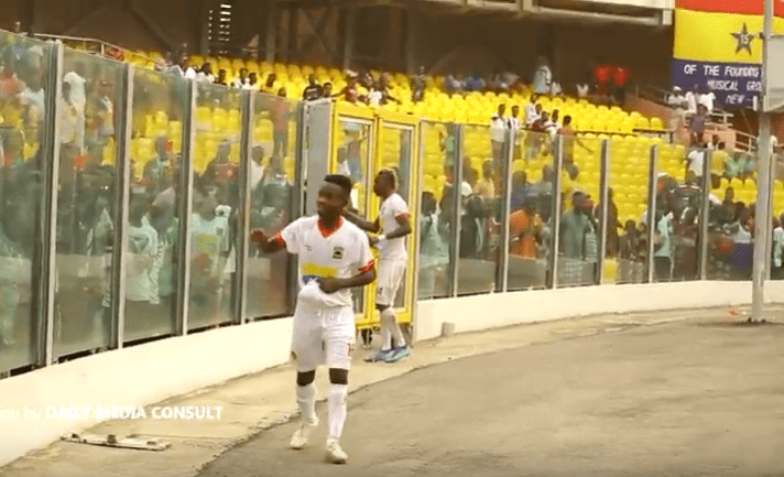 Kotoko supporters gift talented winger Matthew Cudjoe cash [Video] -