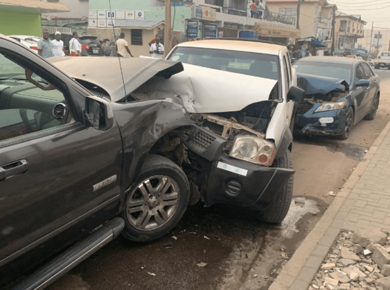 Amandzeba survives car crash after bumping into 2 cars [Photos