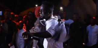 Sarkodie hugs Bosom Pyung at a concert in Ghana in 2019