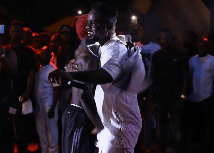 Sarkodie hugs Bosom Pyung at a concert in Ghana in 2019