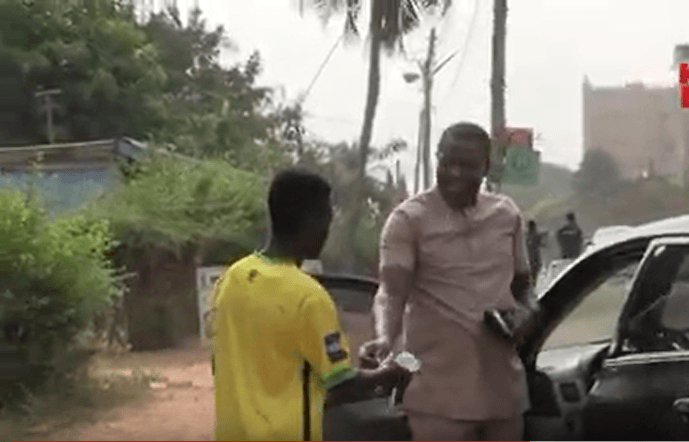 Kotoko fan gifting Matthew Cudjoe money