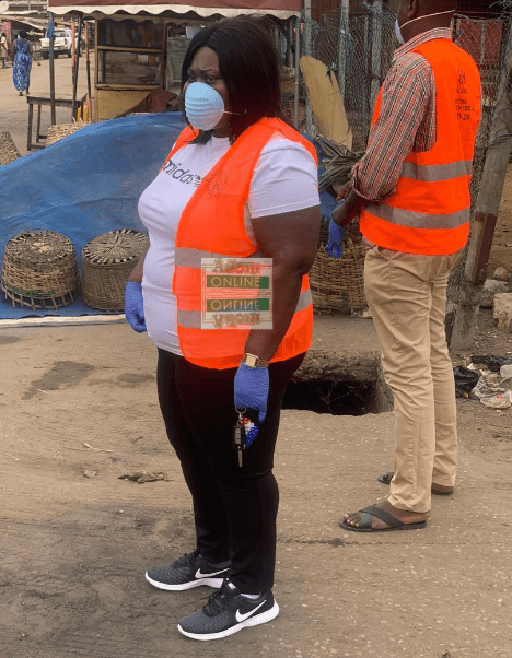  Municipal Chief Executive (MCE) for Ayawaso West, Hon. Sandra Owusu-Ahinkorah leads team to fumigate markets 