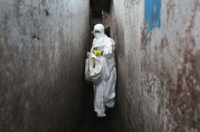 PHOTO: A Red Cross burial team wore protective clothing to visit houses where people were infected with Ebola. (Getty Images: John Moore)