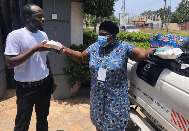 Coronavirus: Ayawaso West MCE, Hon Sandra Owusu-Ahinkorah (Blue) giving out food 