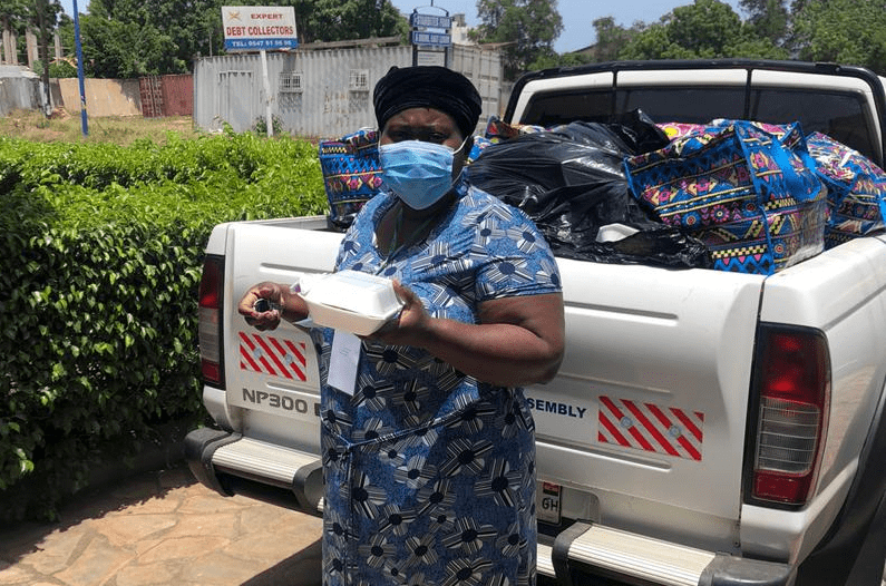 Coronavirus: Ayawaso West MCE, Hon Sandra Owusu-Ahinkorah (Blue) giving out food 