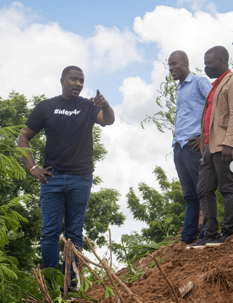 John Dumelo dredges big gutter that causes flood at West Legon 