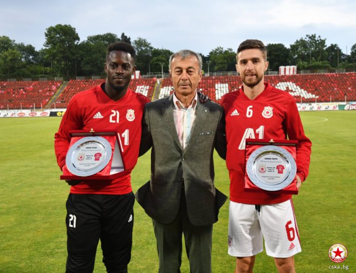 Gyasi with club manager and midfielder Pinto