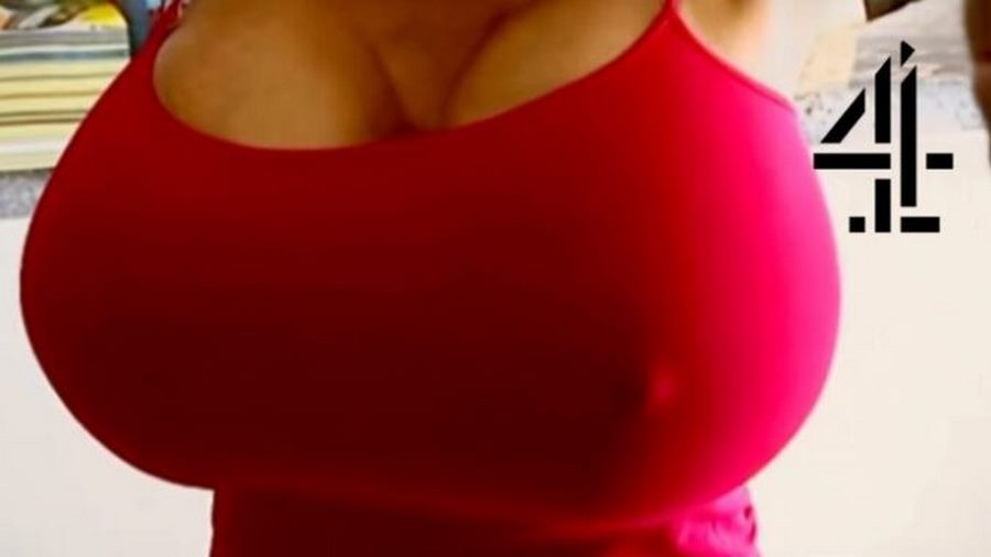 Woman steals the show at wedding with her huge melons falling out of her bra  - GhPage