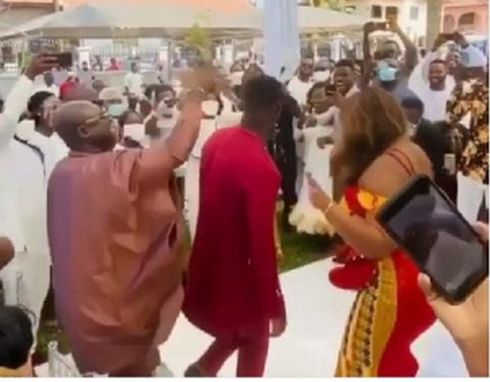SP Kofi Sarpong spays cash on Joe mettle as he shows his dancing skills