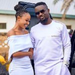 Akuapem Poloo in a photo with Sarkodie