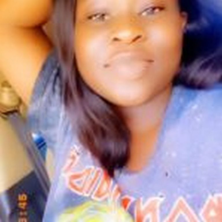 Sista Afia shows raw face as she enjoys car ride