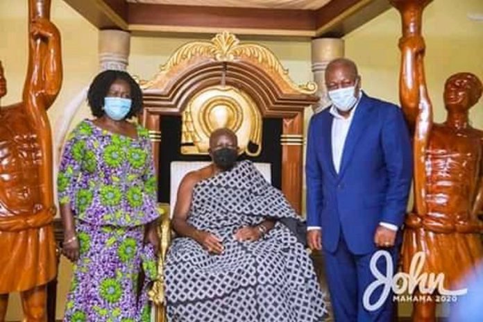 Mahama, Jane Naana Opoku-Agyemang poses with Otumfuo