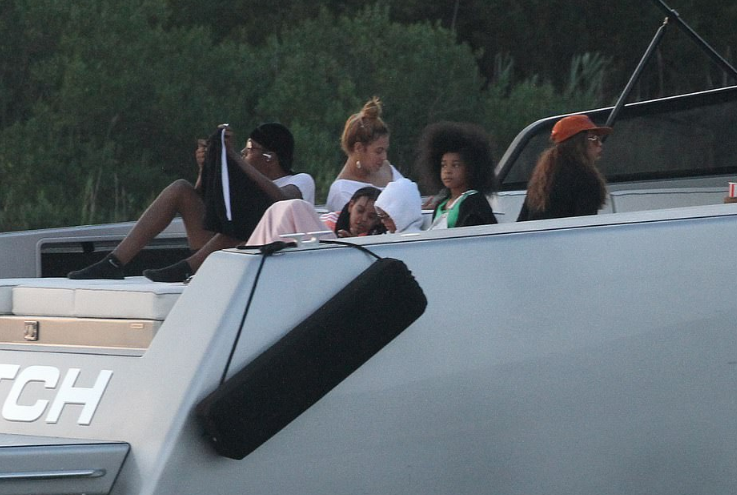 Beyoncé and her family pictured on a speedboat ride with her mum [Video+Photos]