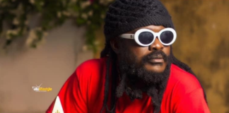 Ras Kuuku poses with his VGMA plaque