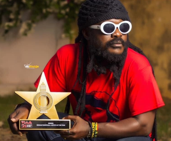 Ras Kuuku poses with his VGMA plaque