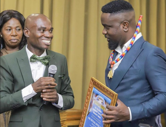Sarkodie receives Dr UN's award at Alisa Hotel in Accra Sarkodie receives Dr UN's award at Alisa Hotel in Accra
