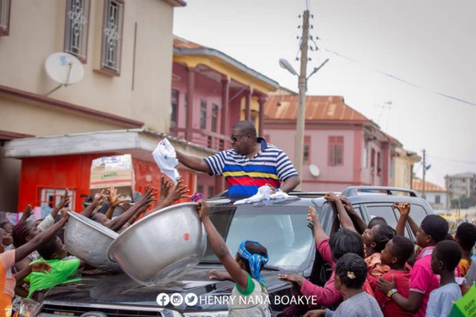 Election 2020: Nana B mobbed at Bantama market