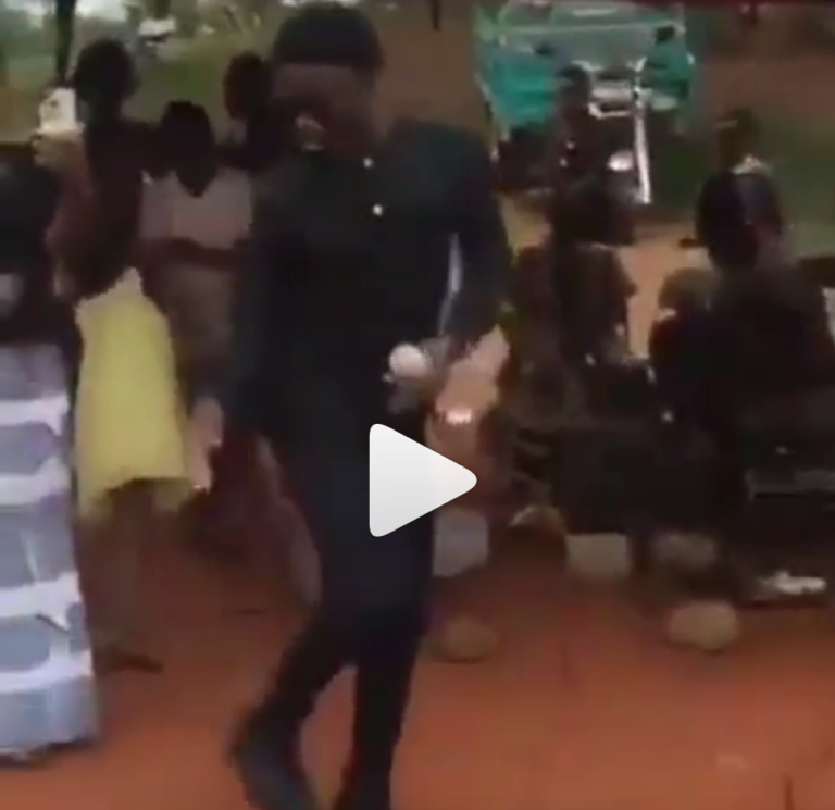 Kuami Eugene’s lookalike causes stir as he performs his ‘Open Gate’ song at a funeral [Video]