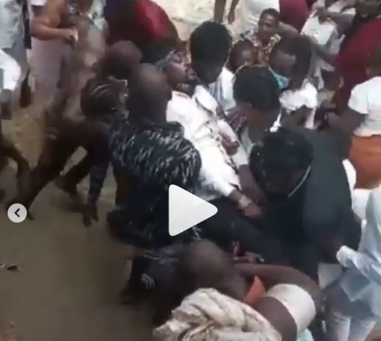 Beenie Man faints at mother’s funeral, mourners panic [Video]