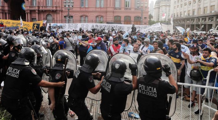 Police clash with fans of Diego Maradona © Getty Images