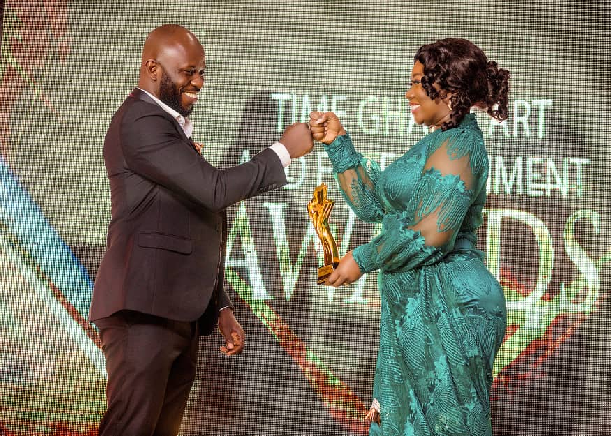 Ampofo Adjei receiving his Best Male Anchor award