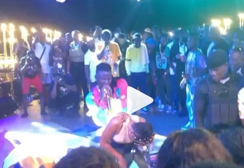 Stonebwoy grinds 'twerking' Efya at his beach party with Davido V...