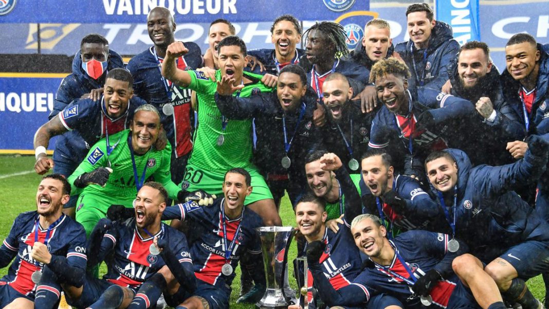 Paris Saint-Germain's players celebrates with the trophy after winning the French Champions Trophy (Trophee des Champions) football match between Paris Saint-Germain (PSG) and Marseille (OM) at the Bollaert-Delelis Stadium Image credit: Getty Images