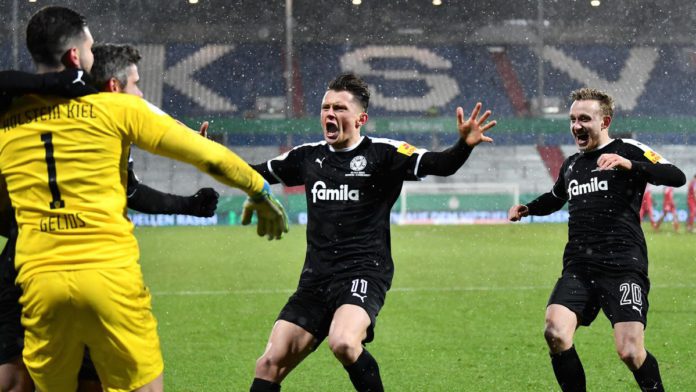 Holstein Kiel feiert die Pokal-Sensation gegen den FC Bayern Image credit: Getty Images